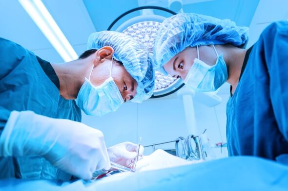 Réalisation d'une ligamentotomie – chirurgie pour l'agrandissement du pénis