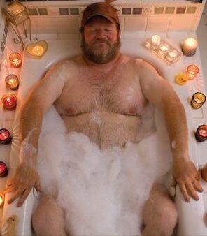 Prendre un bain alcalin avec du soda peut agrandir votre pénis